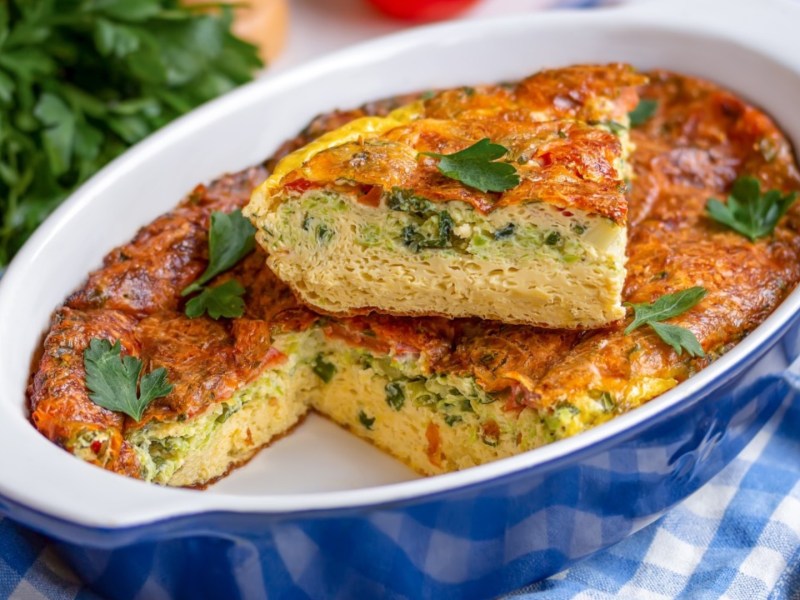 Ein Ofen-Omelett in einer blauen Auflaufform.