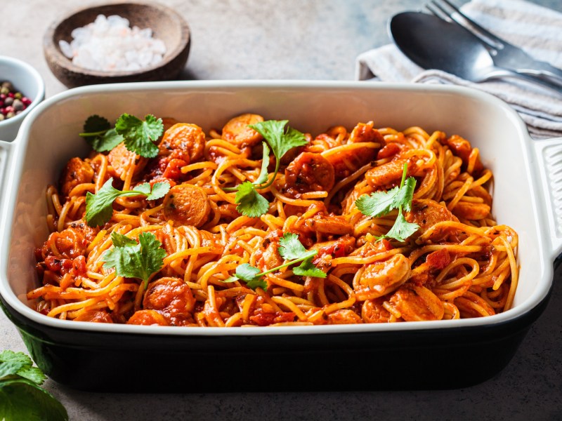 Ofen-Spaghetti mit Würstchen in einer Auflaufform.