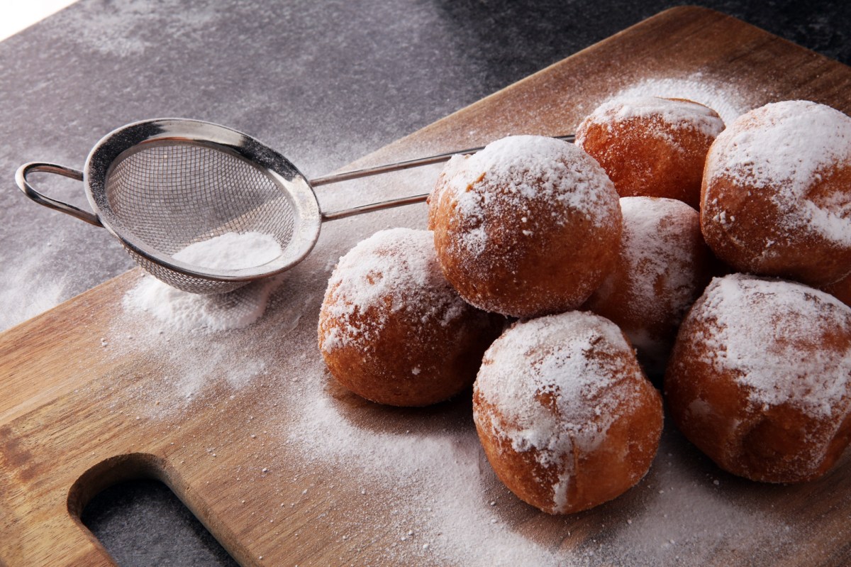 Quarkbällchen aus dem Ofen mit Puderzucker