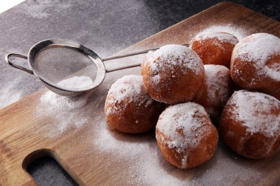 Quarkbällchen aus dem Ofen mit Puderzucker