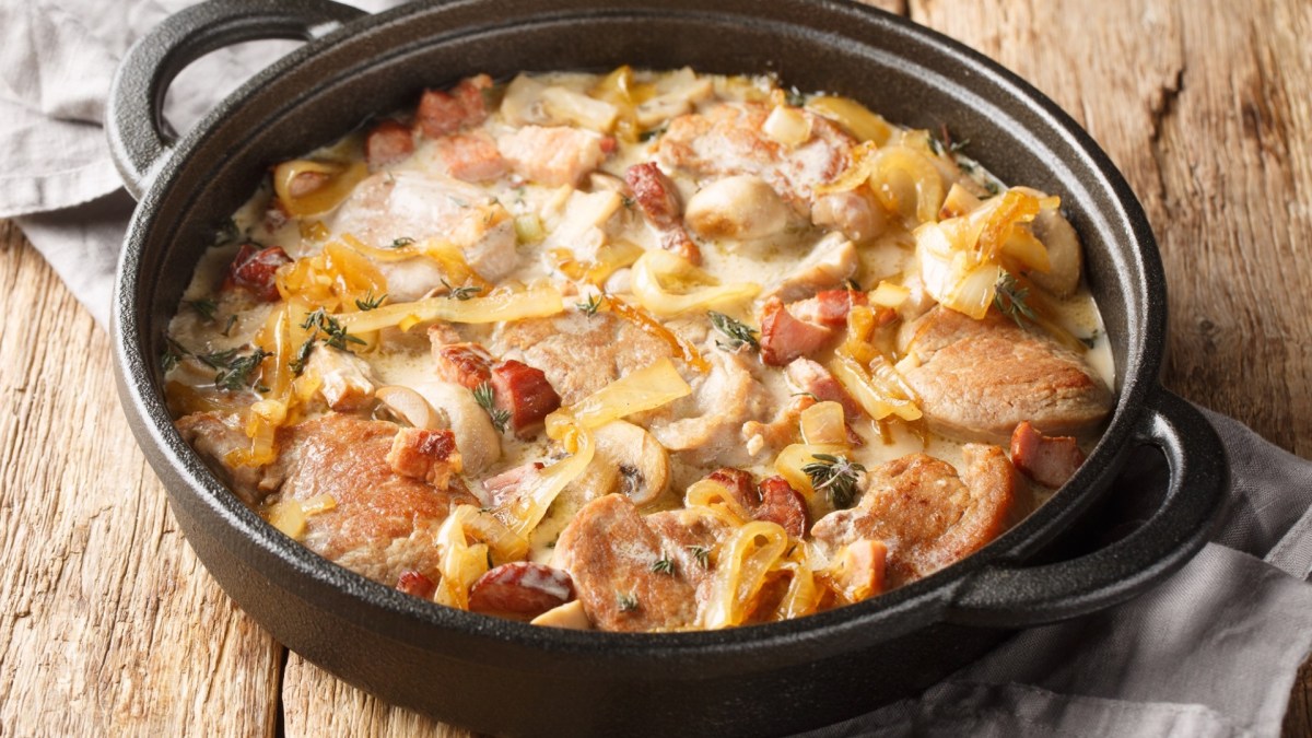 Pfanne mit Schweinefilet mit karamellisierten Zwiebeln und Speck