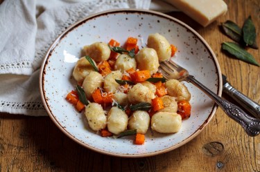 Ein Teller Tofu-Gnocchi mit Kürbis und Salbei.