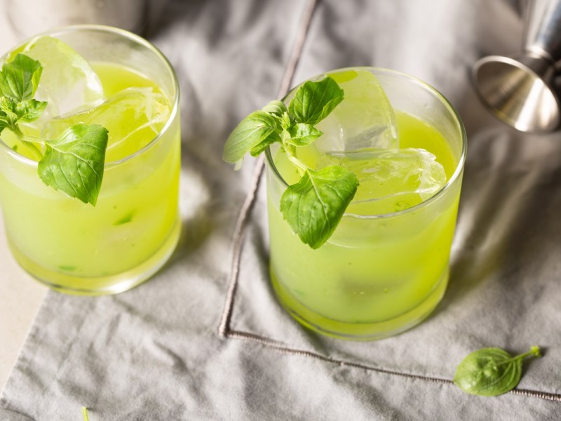 Zwei Gläser alkoholfreier Gin Basil Smash