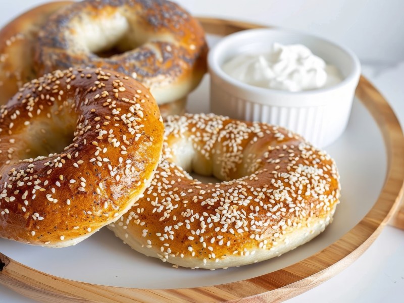 Teller mit Bagels mit griechischem Joghurt