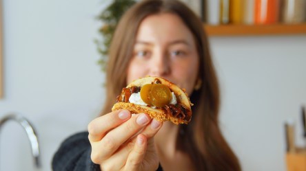 Eine Frau hält einen Taco hoch, indem Bananenschalen verwertet wurden.