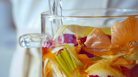 Gemüsebrühe aus Abschnitten in einem Kochtopf.