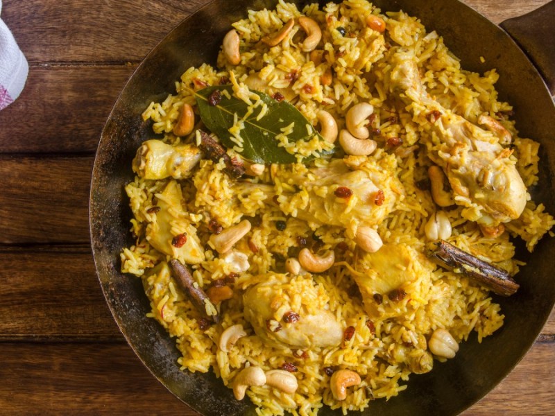 Eine Pfanne Hähnchen-Pulao in der Draufsicht.