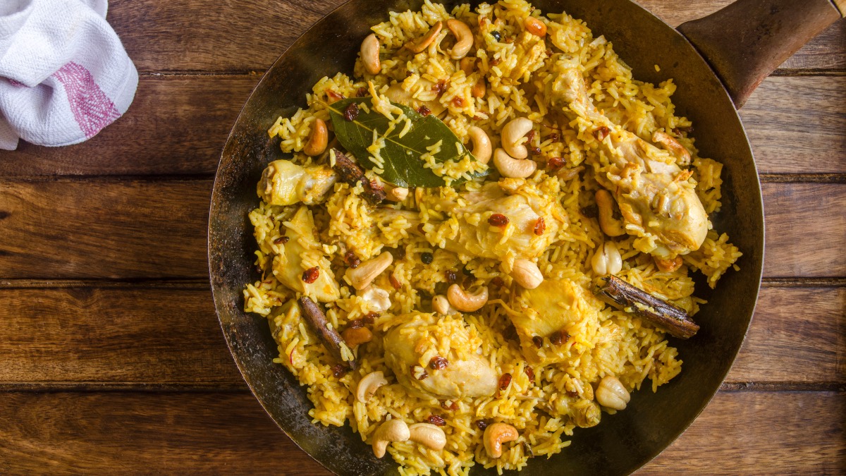 Eine Pfanne Hähnchen-Pulao in der Draufsicht.