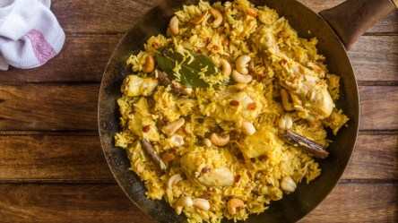 Eine Pfanne Hähnchen-Pulao in der Draufsicht.