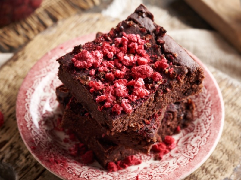 Zwei Stücke Haferflocken-Schoko-Kuchen übereinander gestapelt auf einem Teller.