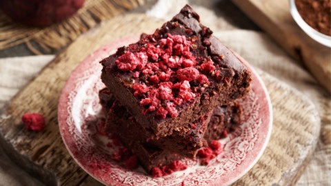Zwei Stücke Haferflocken-Schoko-Kuchen übereinander gestapelt auf einem Teller.
