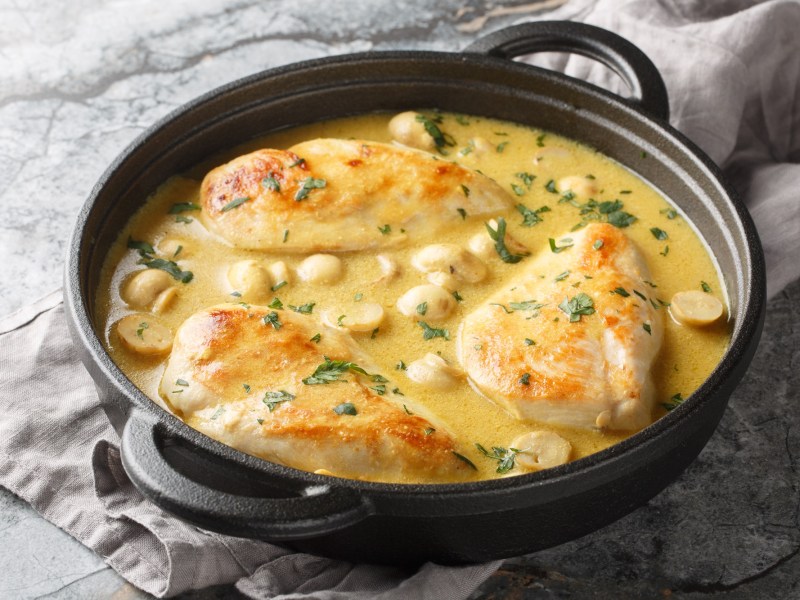 Gusseiserne Pfanne mit Hähnchen Diane