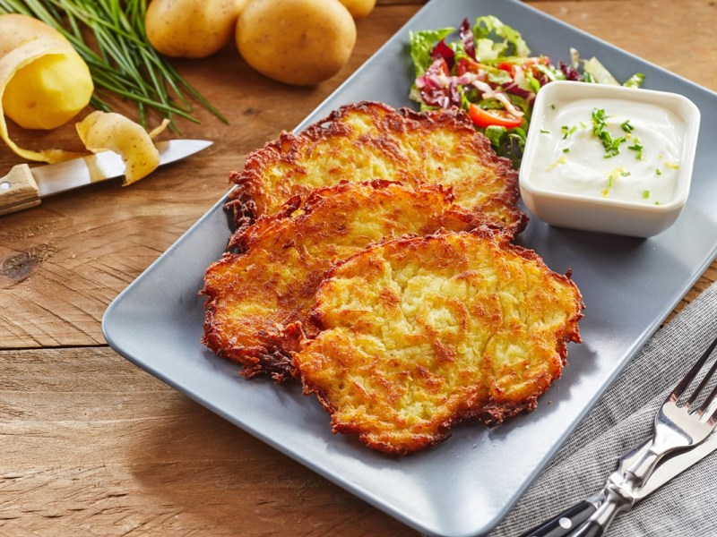 Kartoffelrösti aus dem Airfryer auf einem Teller mit Dip