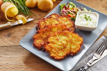 Kartoffelrösti aus dem Airfryer auf einem Teller mit Dip