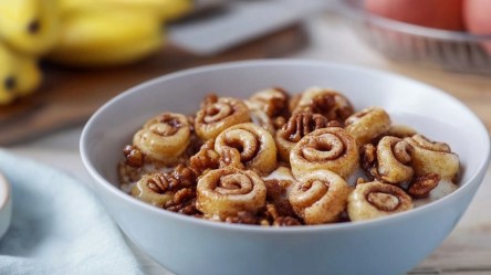 Eine Schüssel mit Mini-Zimtschnecken-Zerealien und karamellisierten Pekannüssen.