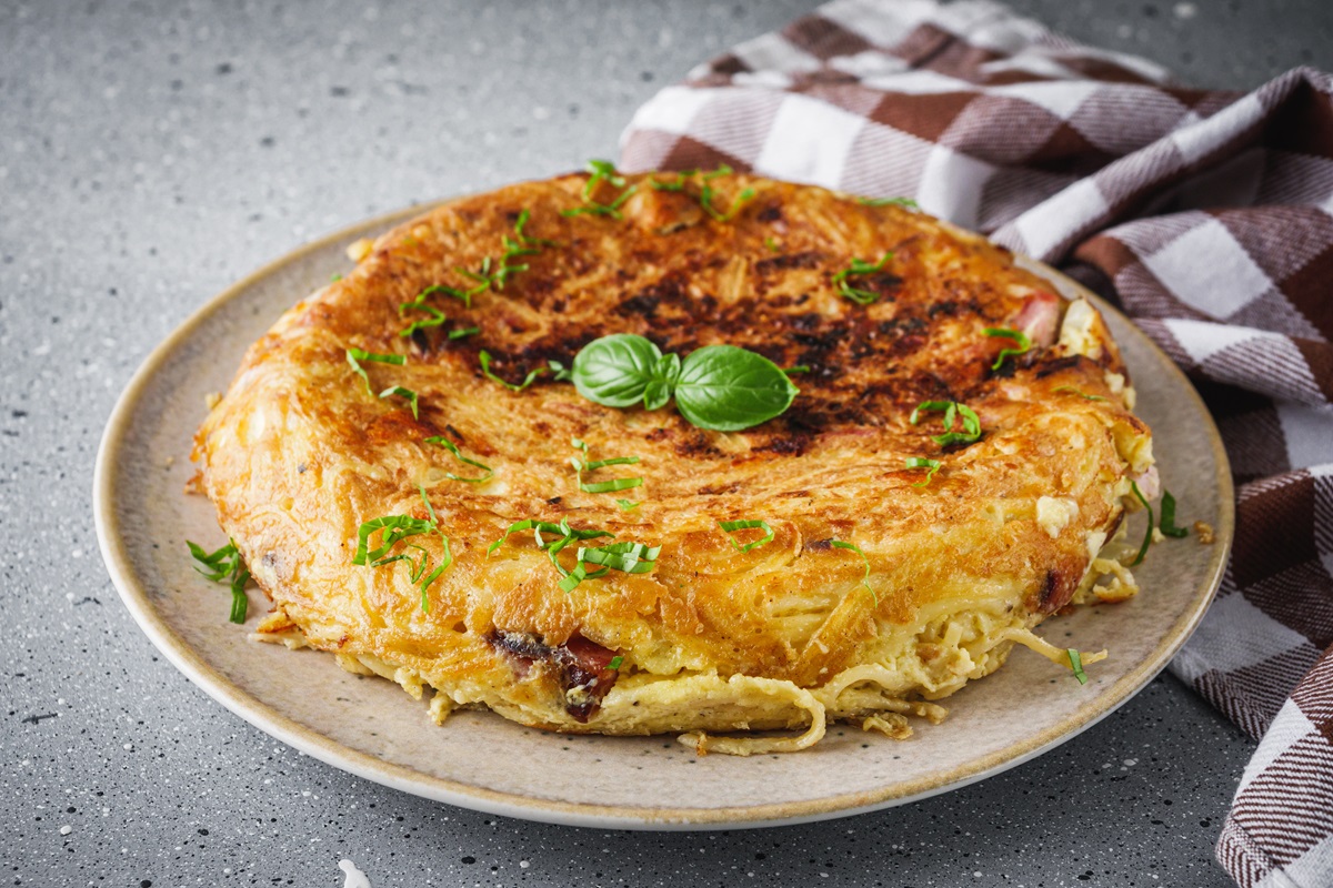 Teller mit einer Pasta-Frittata