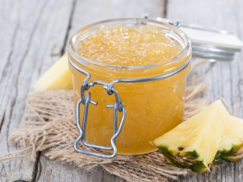 Ein Glas Piña-Colada-Konfitüre.