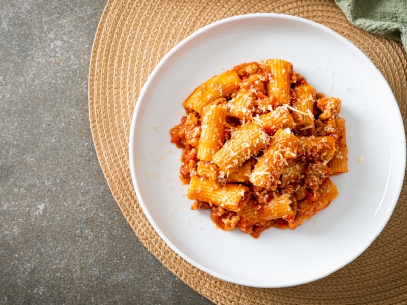 Ein Teller Rigatoni Mafiosi in der Draufsicht.