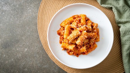 Ein Teller Rigatoni Mafiosi in der Draufsicht.