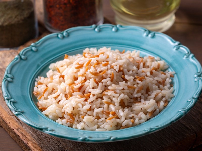 Türkischer Reis auf einem blauen Teller.