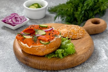 Veganer Räucherlachs aus Möhren auf einem Bagel.