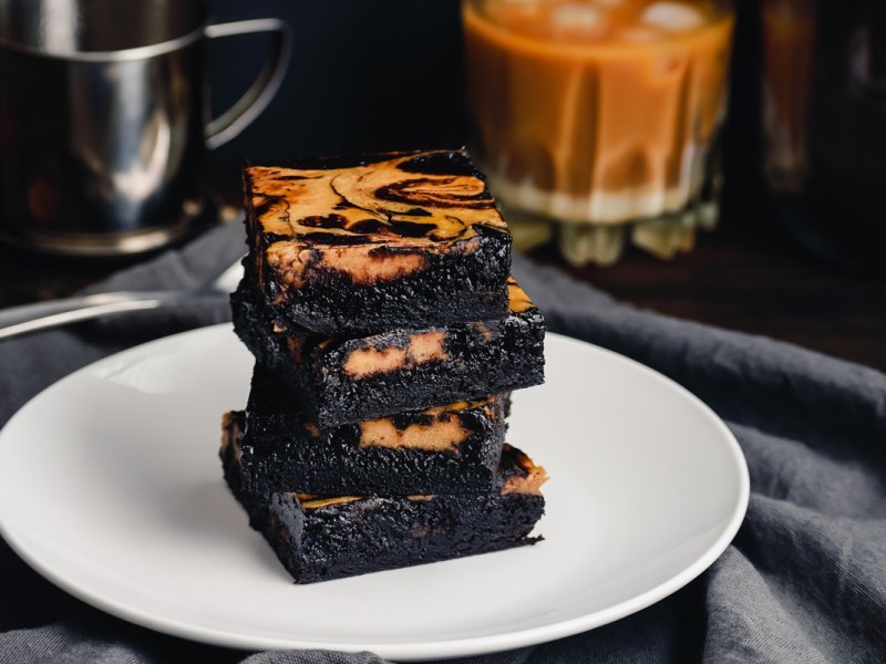 Teller mit einem Stapel vietnamesischer Kaffee-Brownies