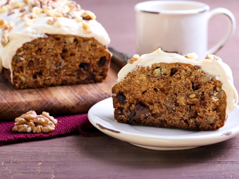Ein angeschnittener, zuckerfreier Nusskuchen mit Quark-Topping.