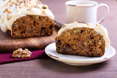 Ein angeschnittener, zuckerfreier Nusskuchen mit Quark-Topping.