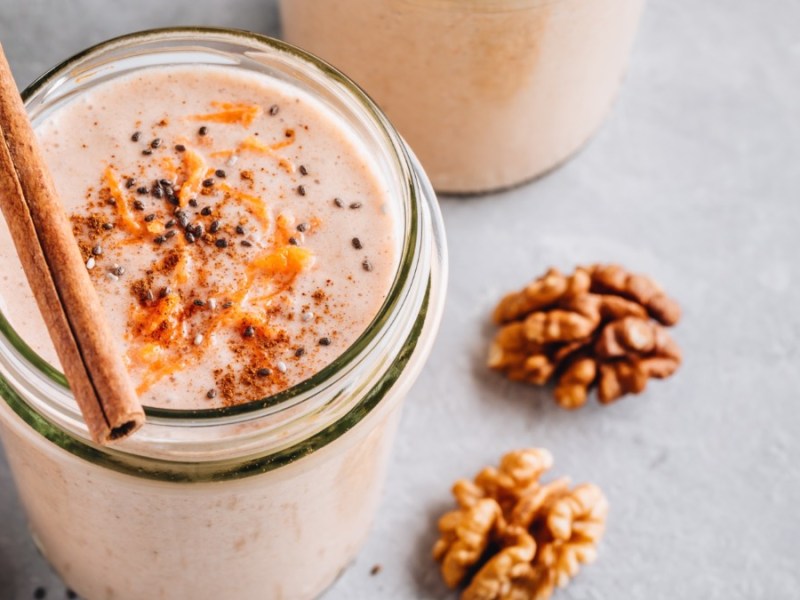 Ein Glas Carrot Cake Smoothie in der Draufsicht.