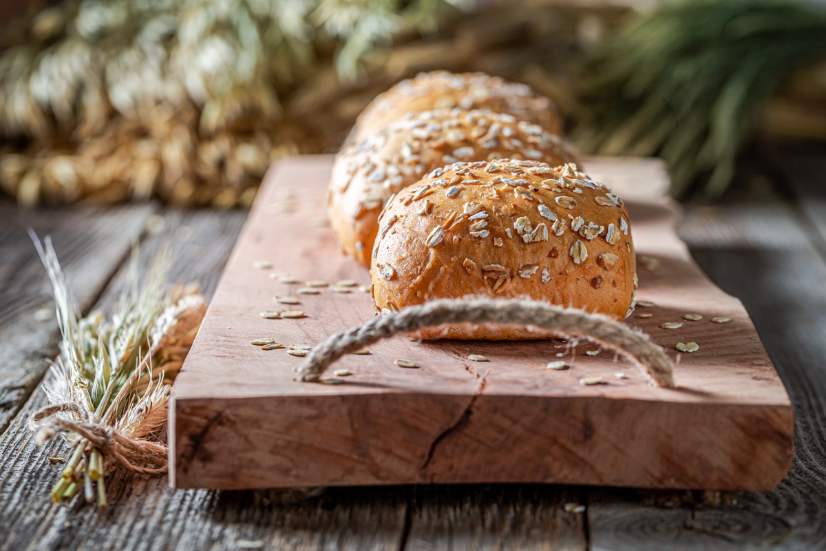 Dänische Haferflockenbrötchen auf einem Holzbrett