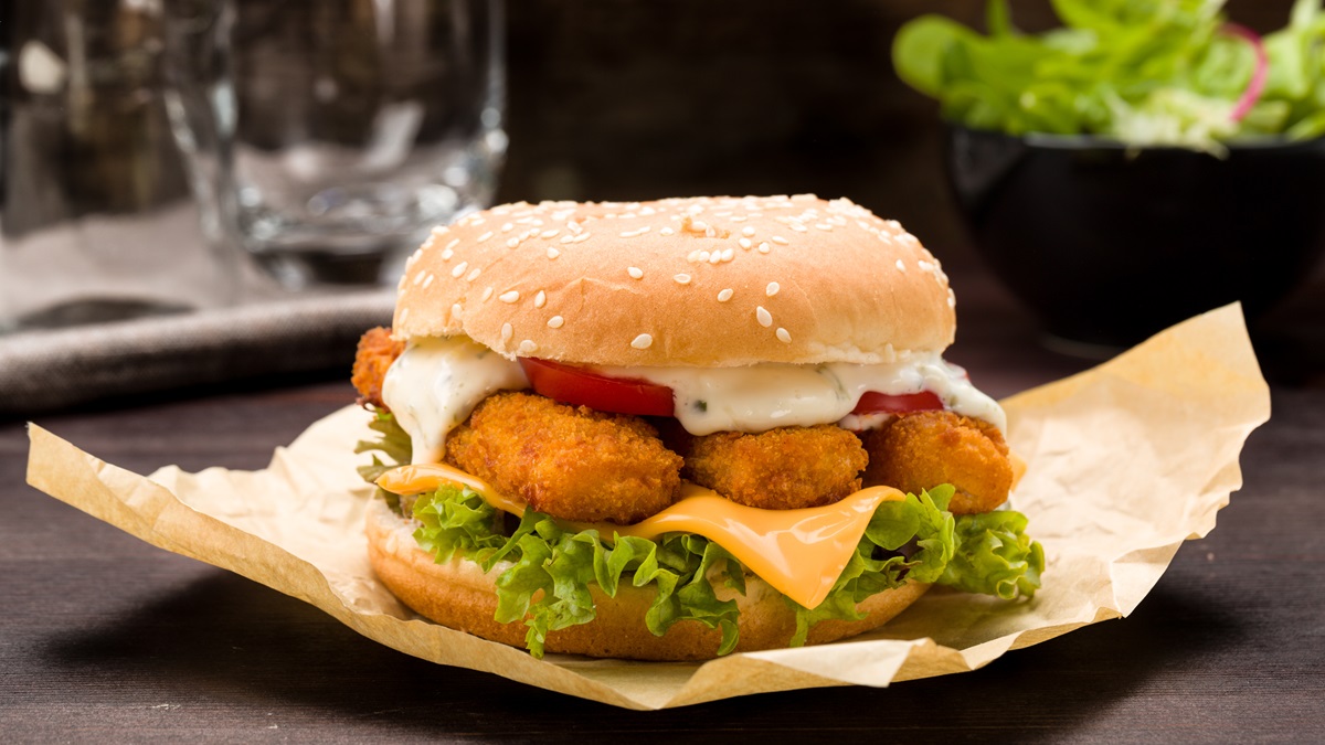 Fischstäbchen-Burger auf Backpapier