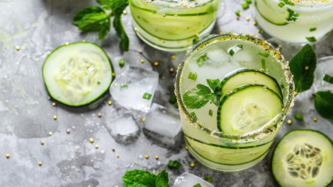 Green Margarita in Gläsern in der Draufsicht.