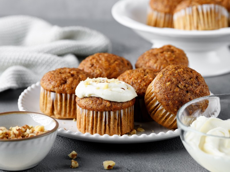 Teller mit Karotten-Walnuss-Muffins mit Frischkäse