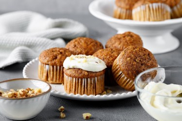 Teller mit Karotten-Walnuss-Muffins mit Frischkäse