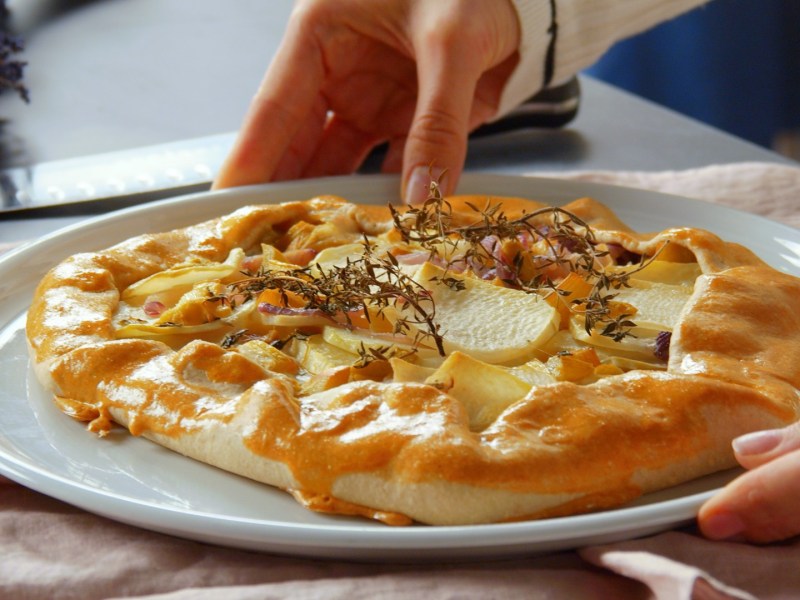 Eine Kohlrabi-Rhabarber-Galette auf einem Teller.