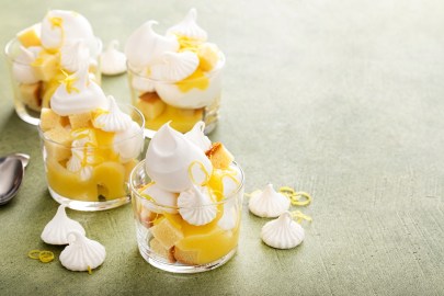 Lemon Curd Dessert in kleinen Gläschen, garniert mit Baiser.