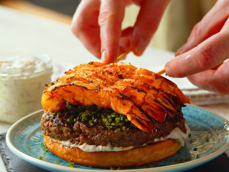 Surf'n'Turf-Burger beim Zusammenbauen