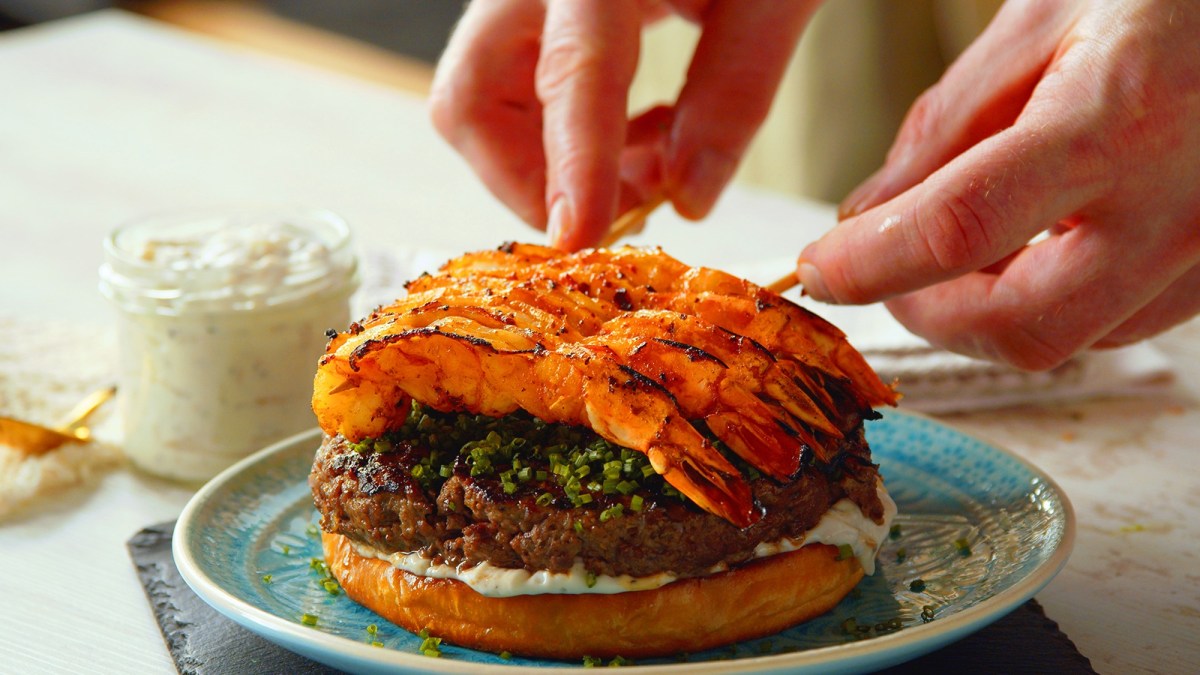 Surf'n'Turf-Burger beim Zusammenbauen