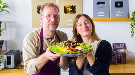 Oli und Adrianna halten eine Falafel-Bowl in die Kamera.