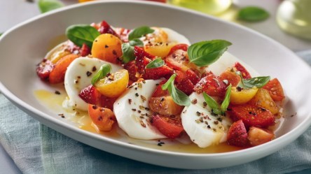 Ein Teller Mozzarella mit Erdbeer-Salsa.