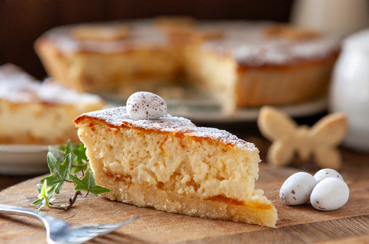 Ein Stück Osterchüechli: Schweizer Osterkuchen, dekoritet mit Zuckereiern.