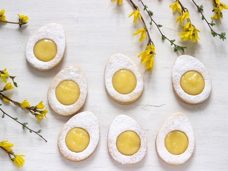 Ein paar Osterei-Kekse mit Lemon Curd auf einem hellen Untergrund