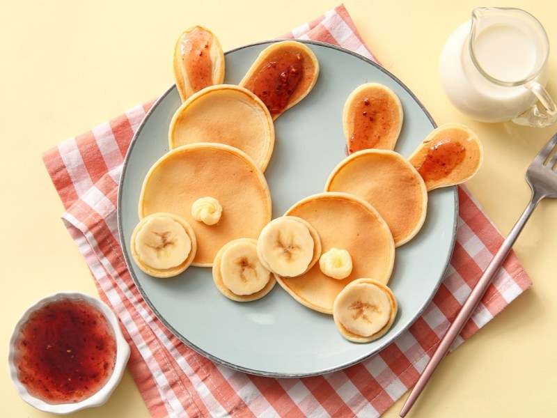 Osterhasen-Pancakes auf einem hellen Teller.