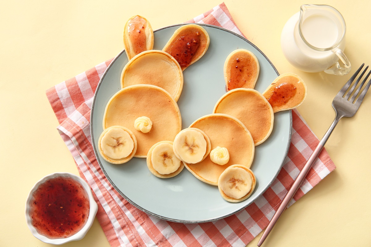 Osterhasen-Pancakes auf einem hellen Teller.