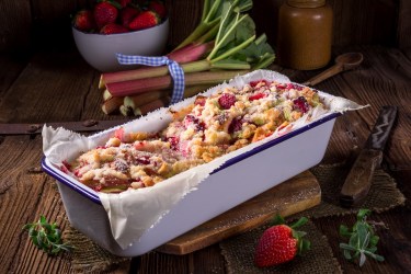 Rhabarber-Buttermilch-Kuchen in der Kastenform