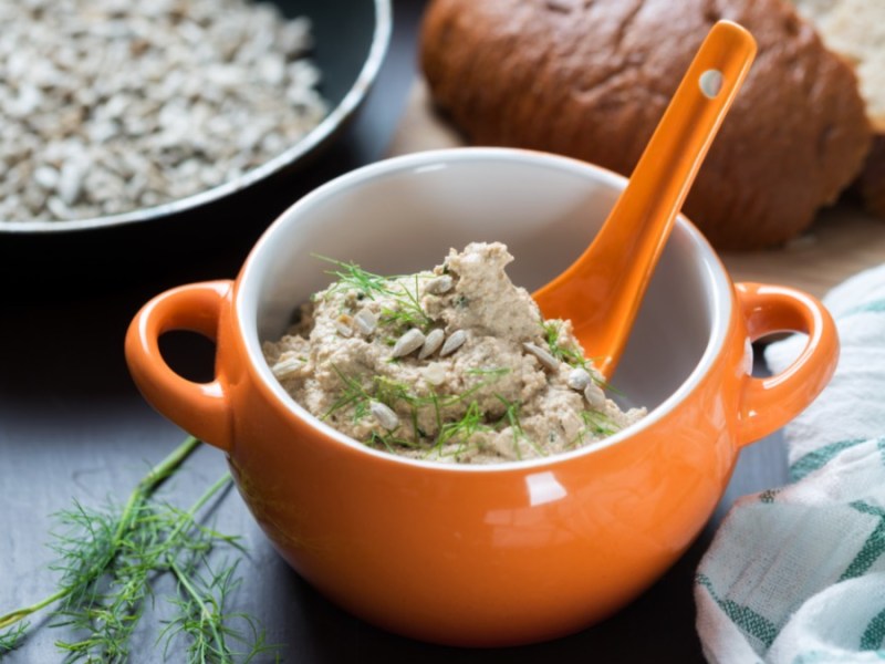 Eine Schälchen mit Sonnenblumenkern-Aufstrich.