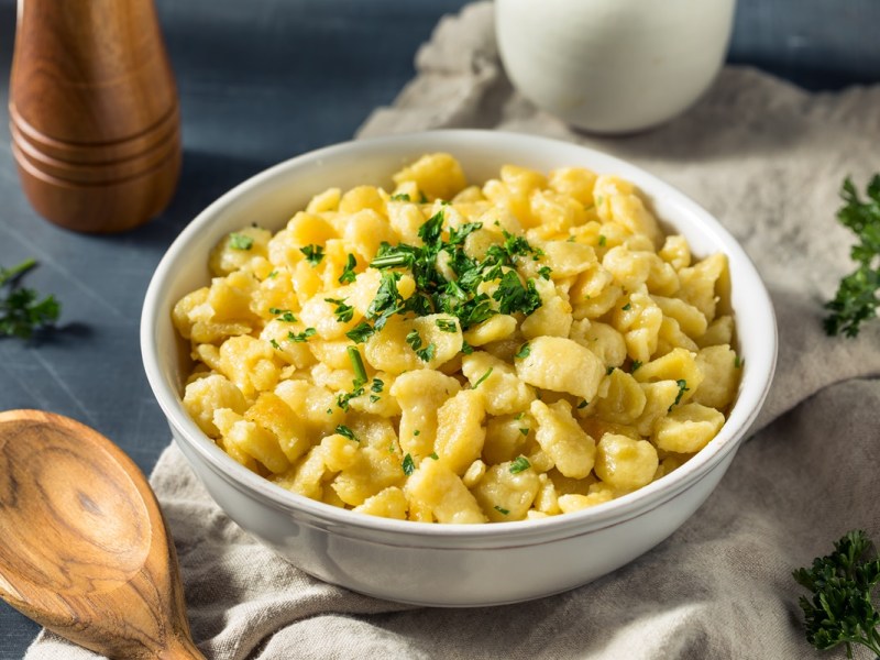 Spätzle-Grundrezept: Spätzle in einer runden, weißen Schale.