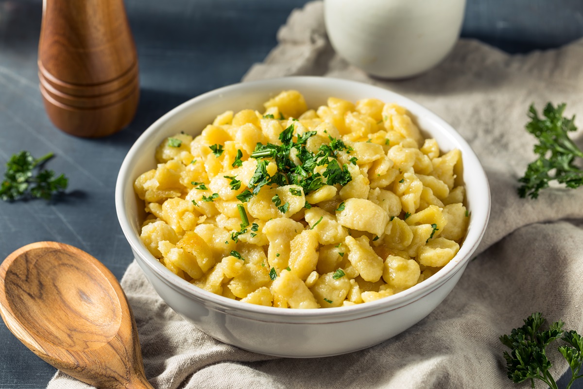 Spätzle-Grundrezept: Spätzle in einer runden, weißen Schale.
