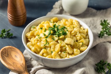 Spätzle-Grundrezept: Spätzle in einer runden, weißen Schale.