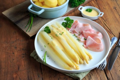 Teller mit Spargel mit Schinken und Sauce hollandaise